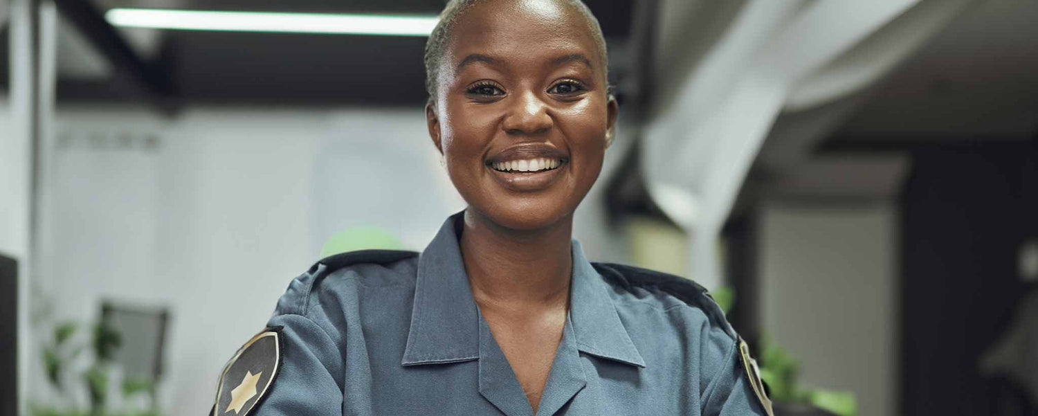 A smiling Black female security guard. (ai)