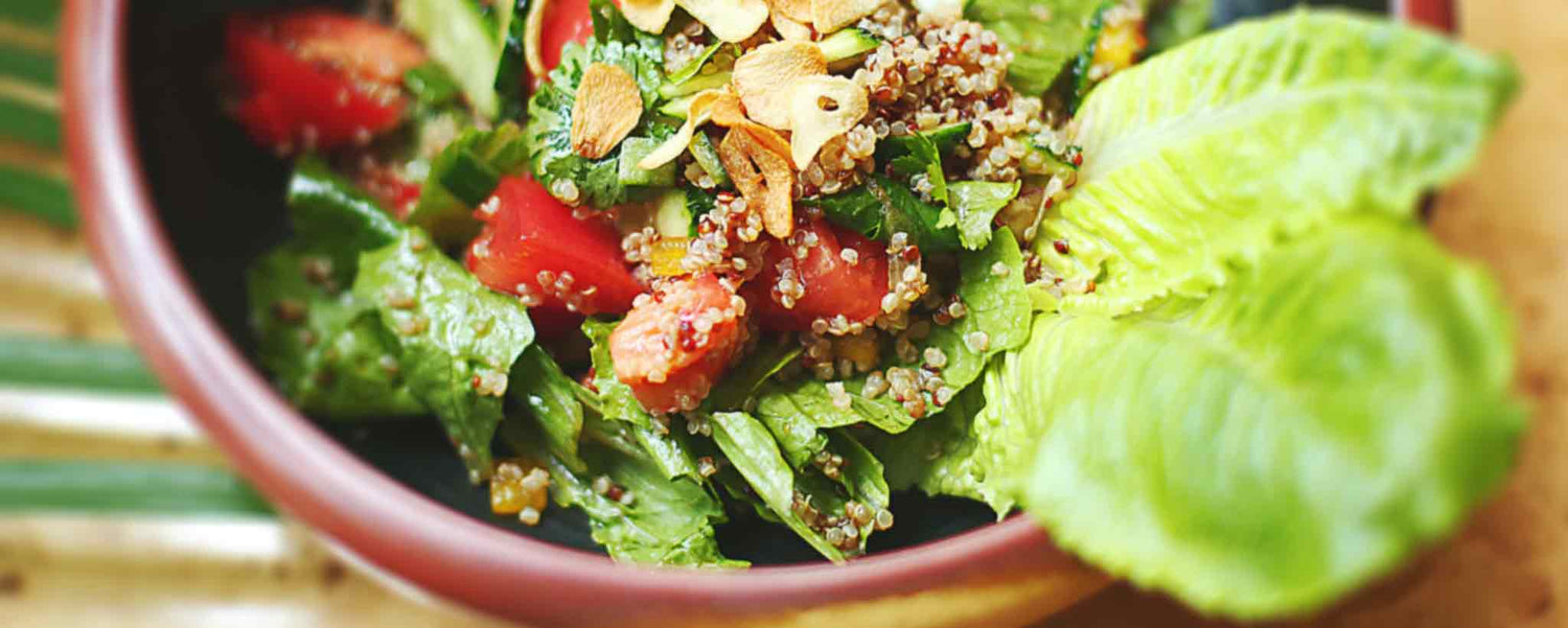 Green salad with crunchy toppings