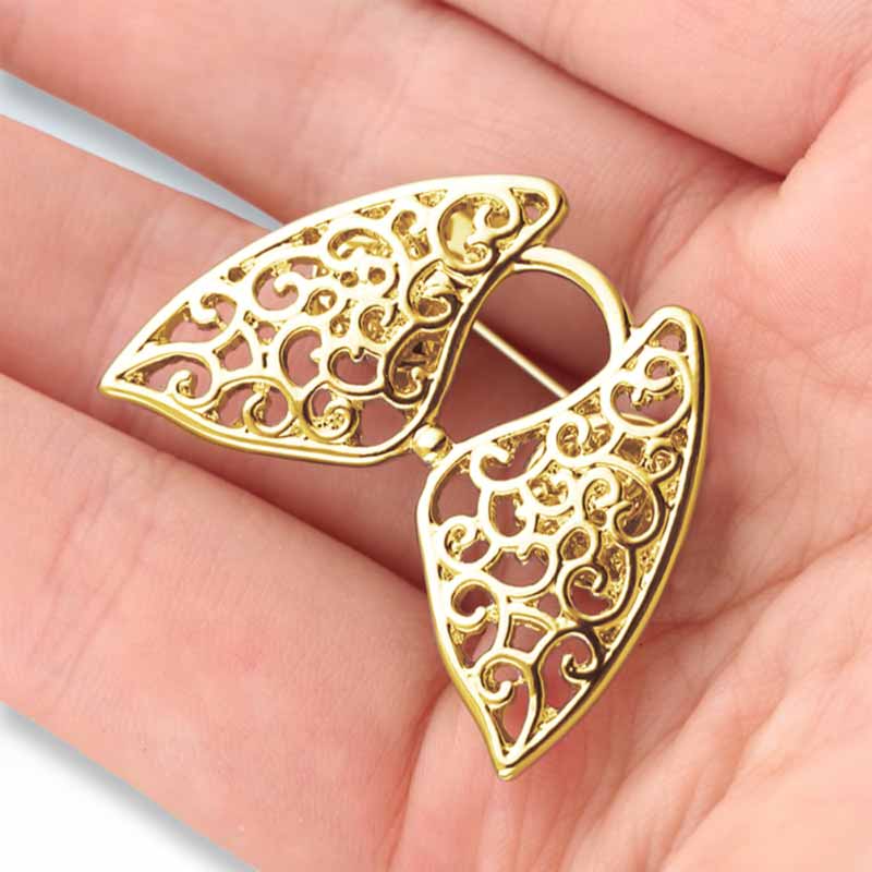 Holding Hollow Lungs Gold Lapel Pin